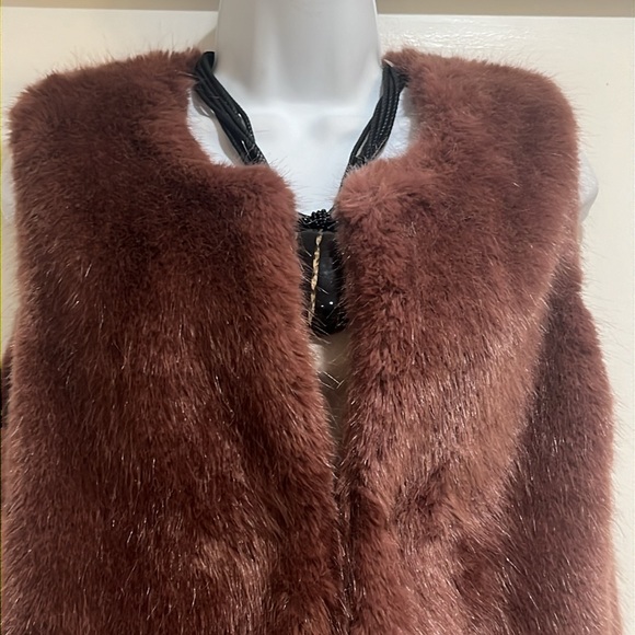 Forever 21 pink open front faux fur vest size medium - Picture 10 of 11